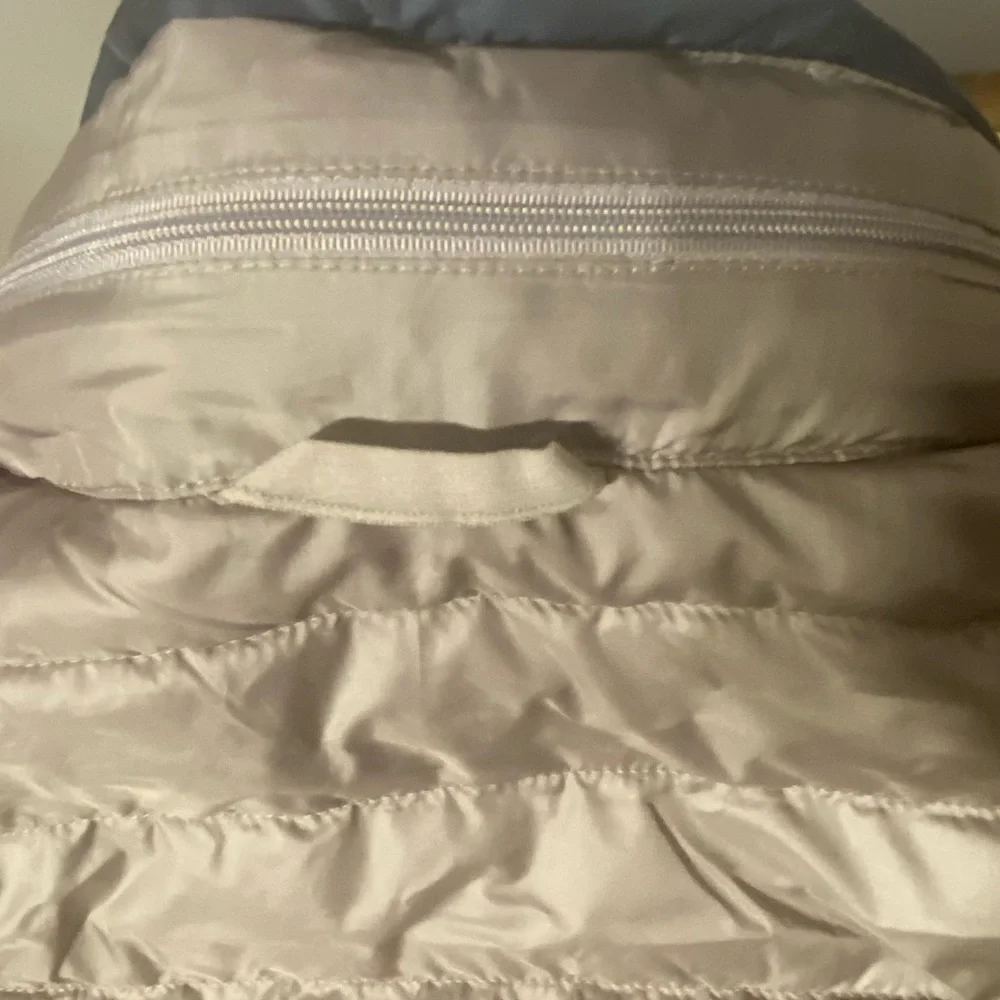 NWOT Hillsdale College Tan Packable Puffer Jacket - Picture 9 of 10